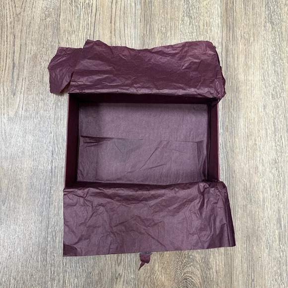 Charlotte Tilbury Limited Edition Box - Picture 2 of 3